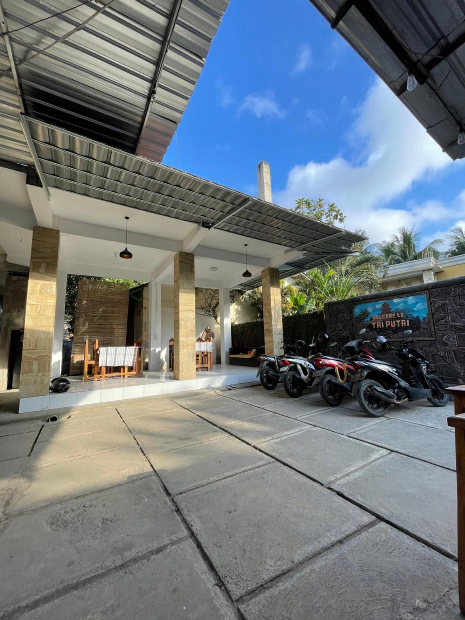Tri Putri Homestay Kuta  Екстер'єр фото